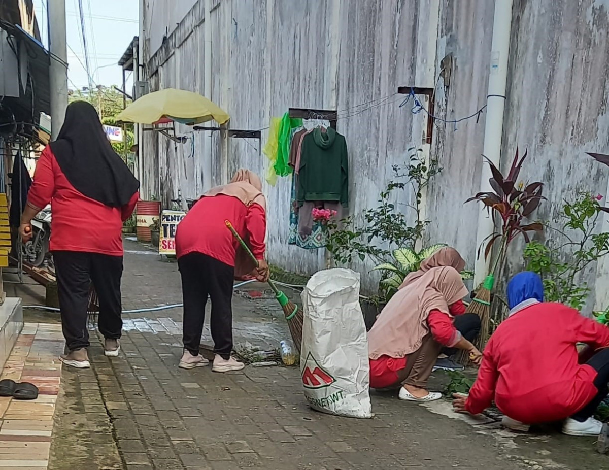 kerja bakti ibu-ibu pkk RT.14