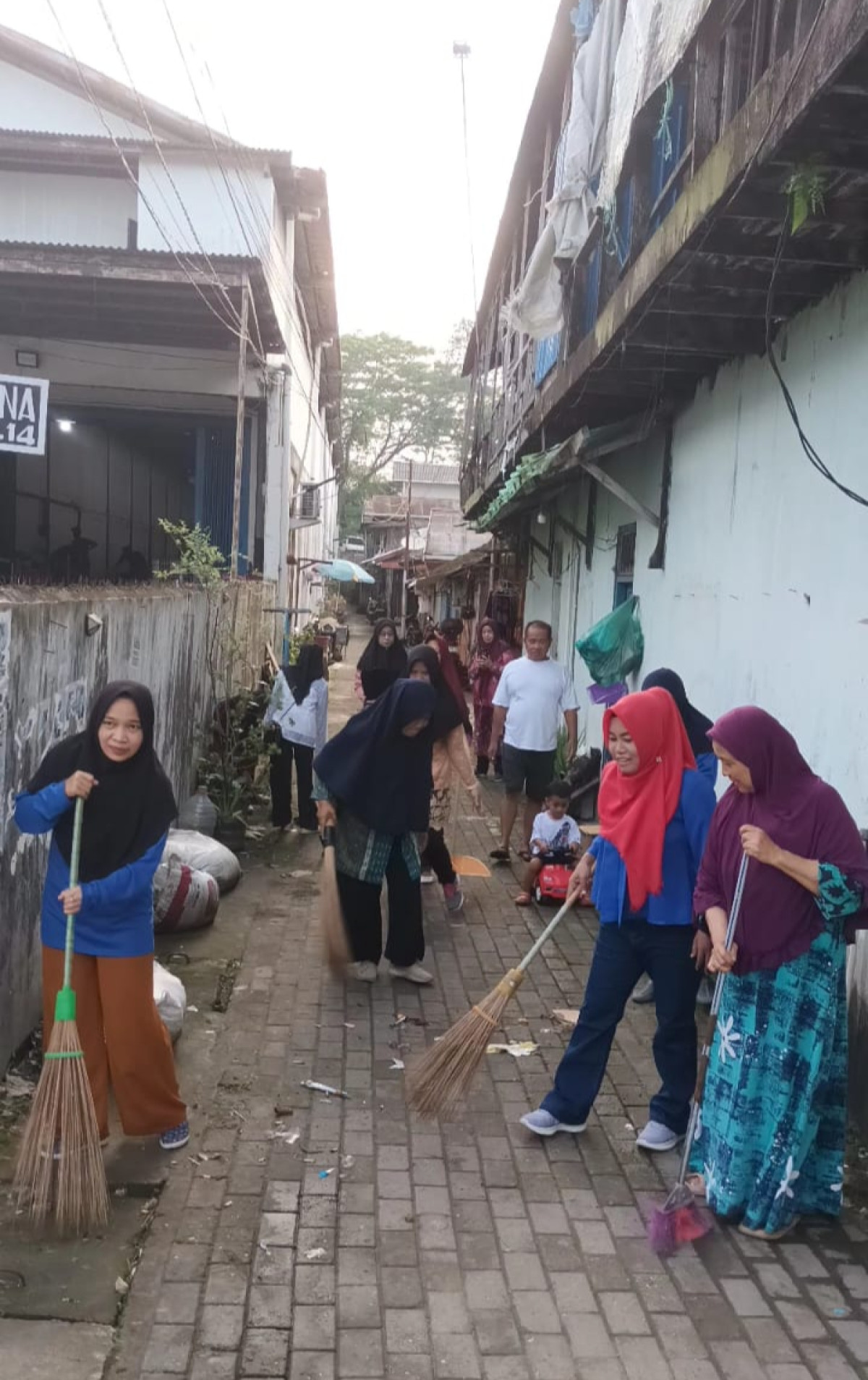 Bersih bersih lingkungan RT 14
