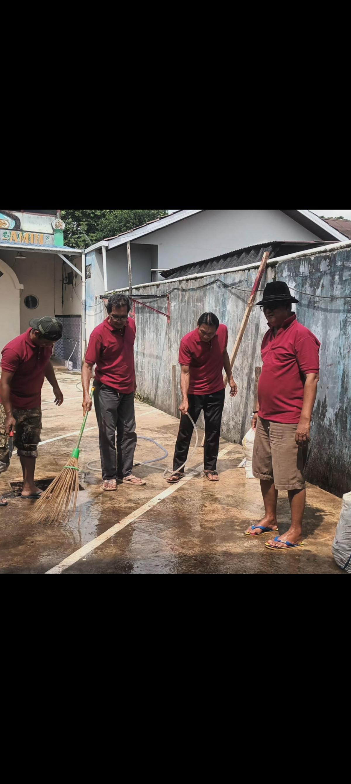 Kerja bakti pembersihan di lingkungan langgar Al Amin RT 14