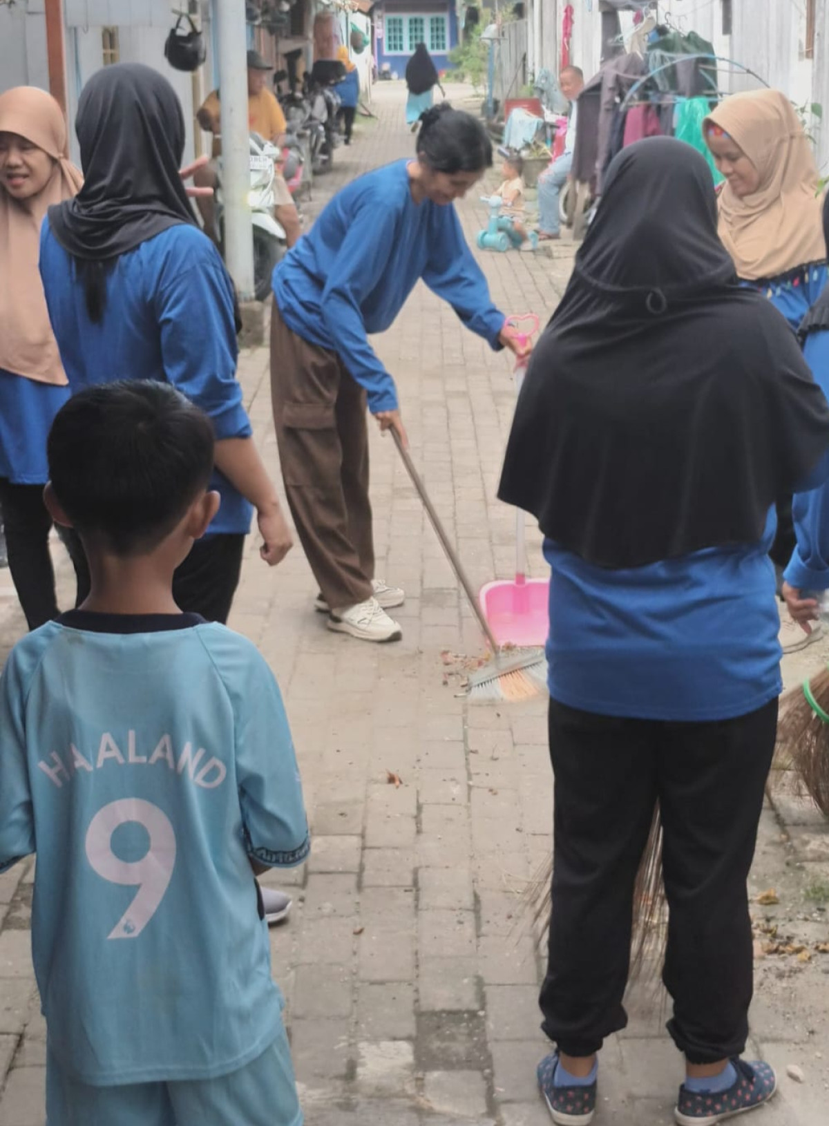 Kegiatan kerja bakti ibu dawis RT 14