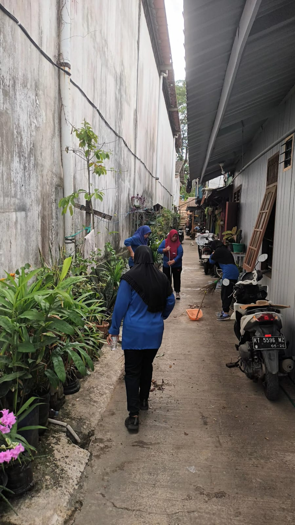 Gotong royong ibu2  DAWIS RT. 14