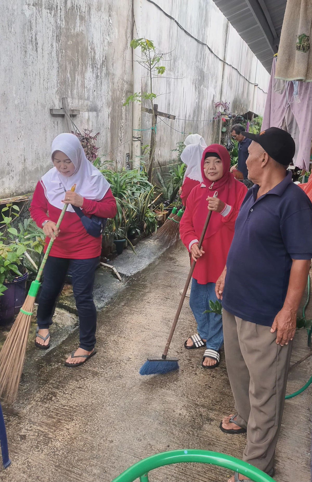 Bersih bersih lingkungan gg.sederhana RT.14