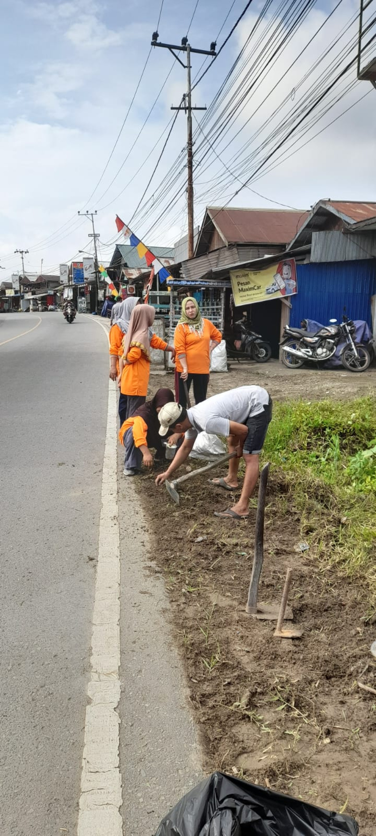 Gotong Royong dan Pemasangan Umbul-umbul RT.15