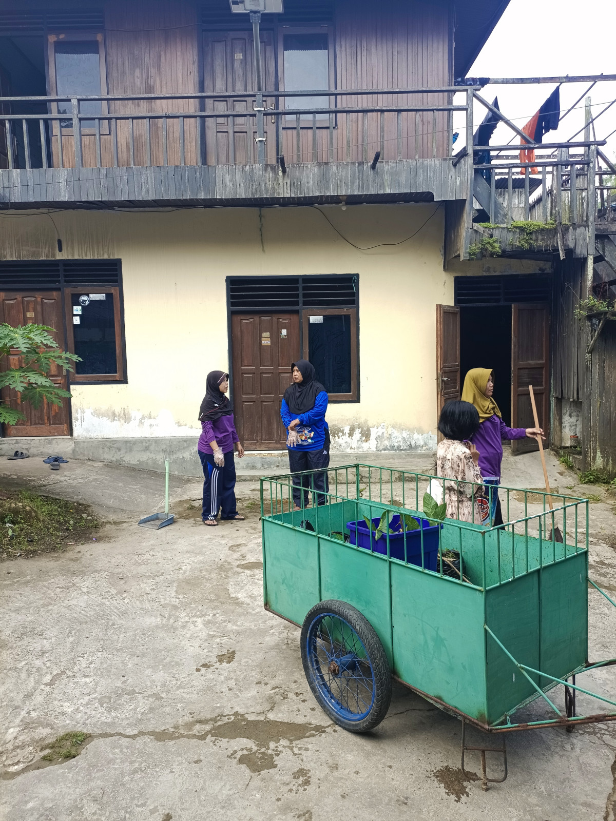 arisan warga dan bersih bersih lingkungan