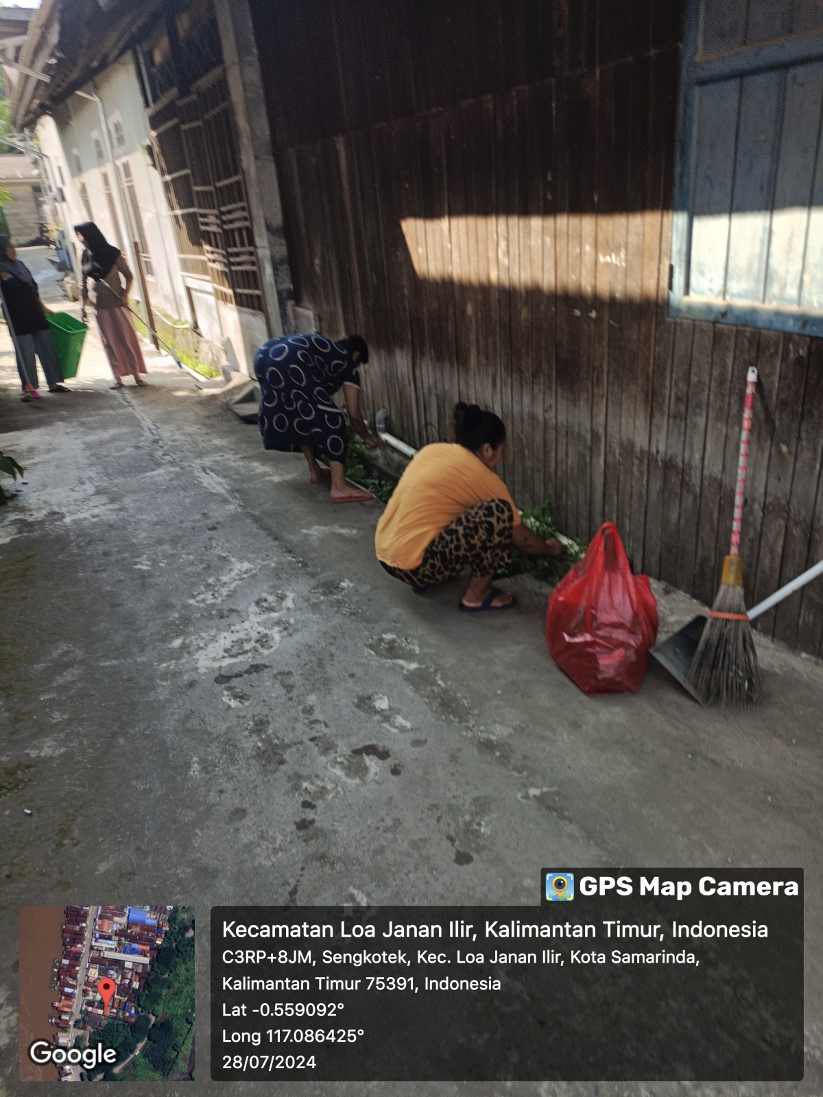 gotong royong membersihkan gang family RT 16