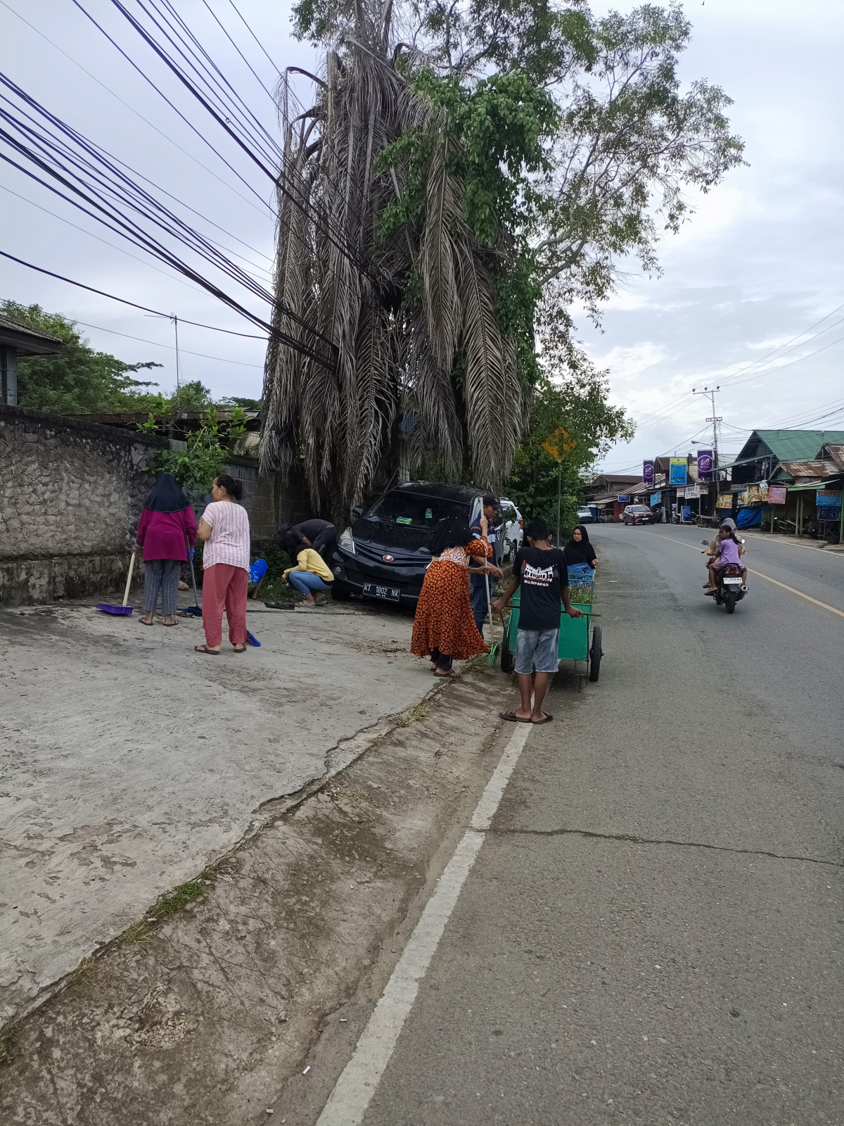 gotong royong warga RT 16