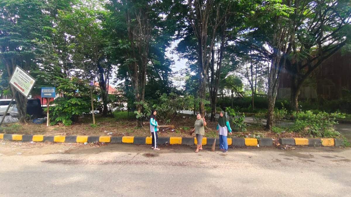 Gotong royong di jalan Cipto Mangunkusumo simpang mahulu