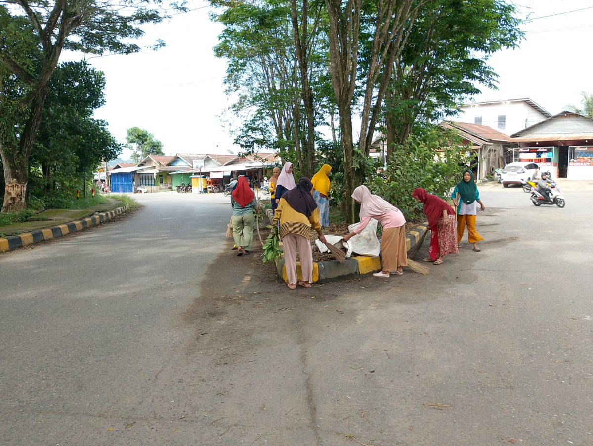 Gotong royong di sekitaran Jl. Cipto mangunkusumo dan Simpang Mahulu