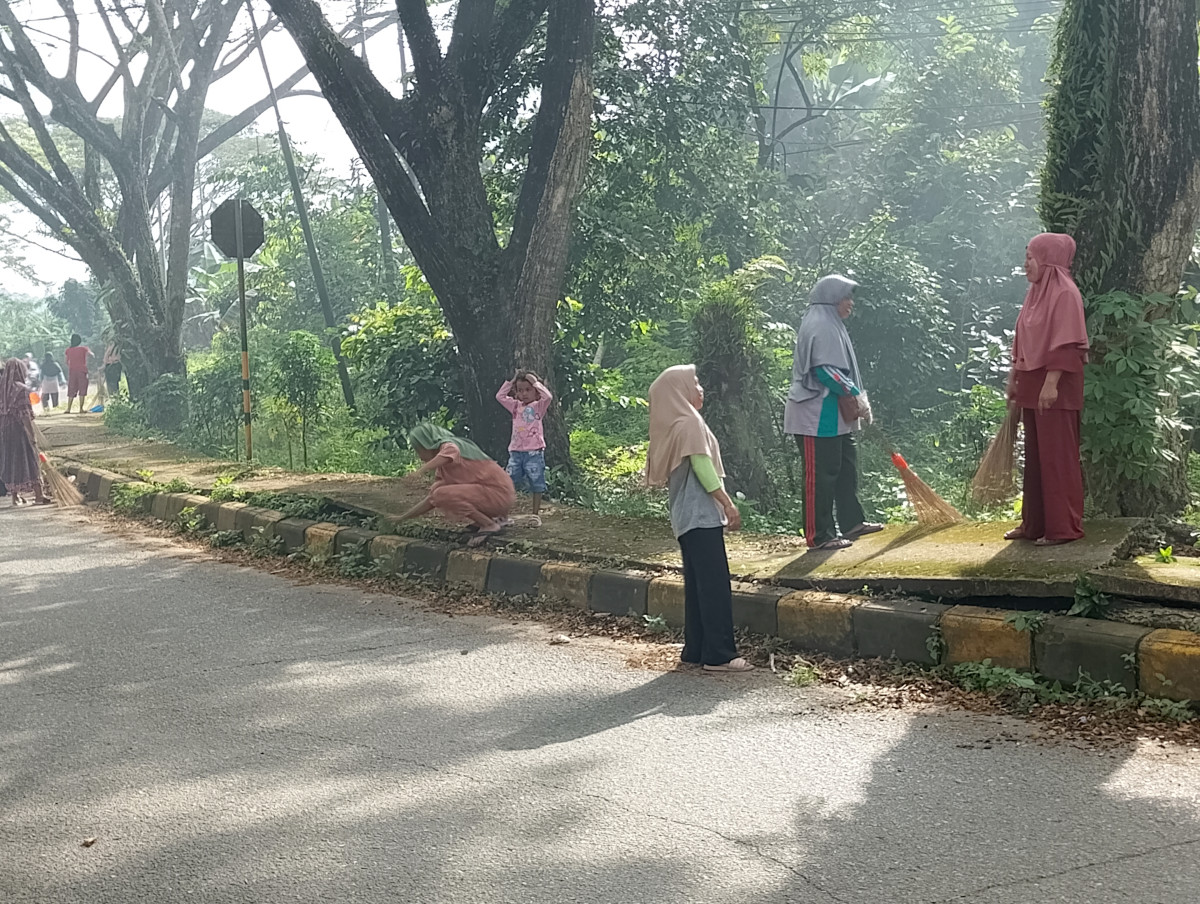 Gotong royong RT 17 kelurahan Sengkotek