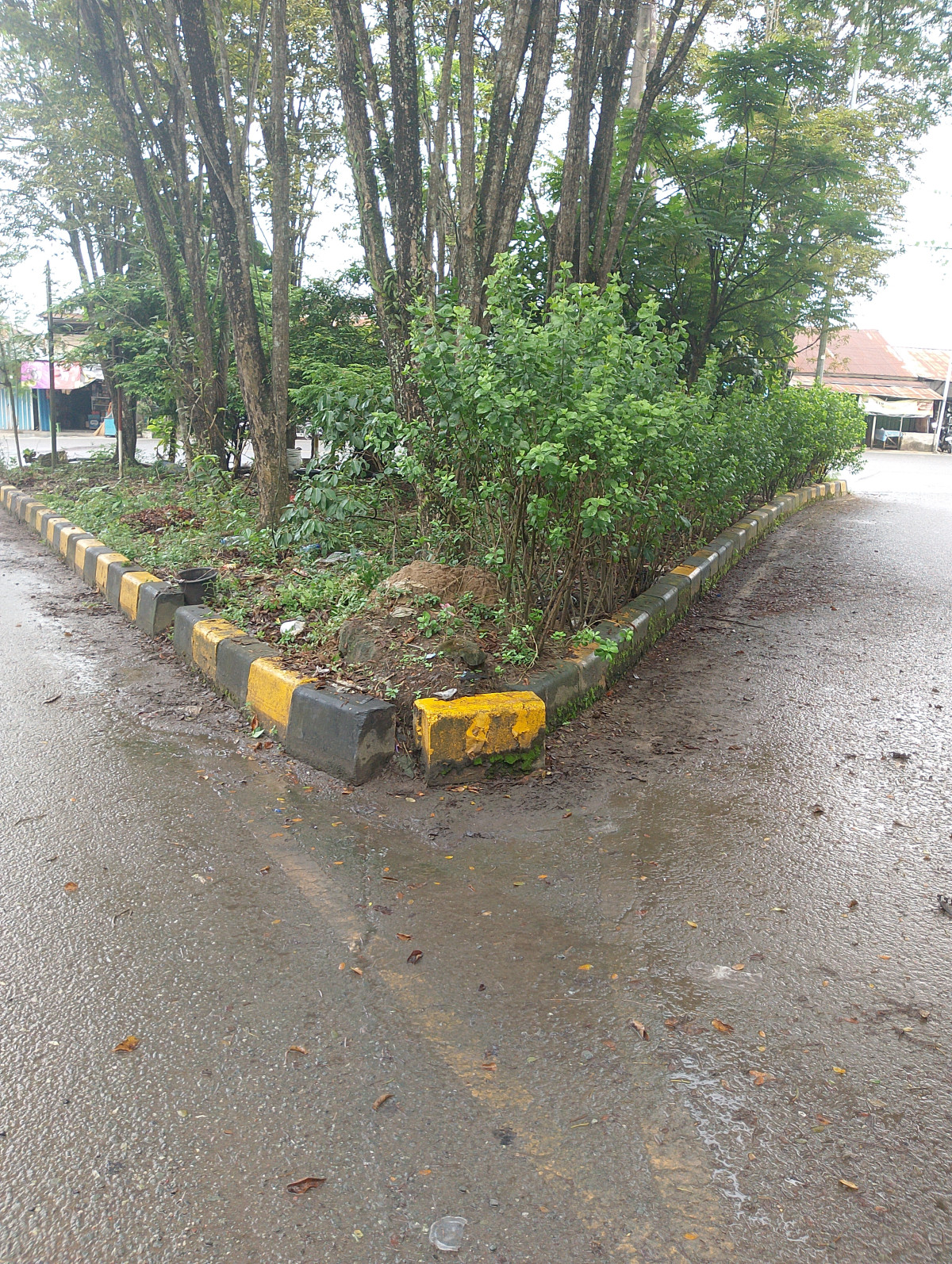 Gotong royong RT 17 di wilayah simpang tiga jembatan Mahulu