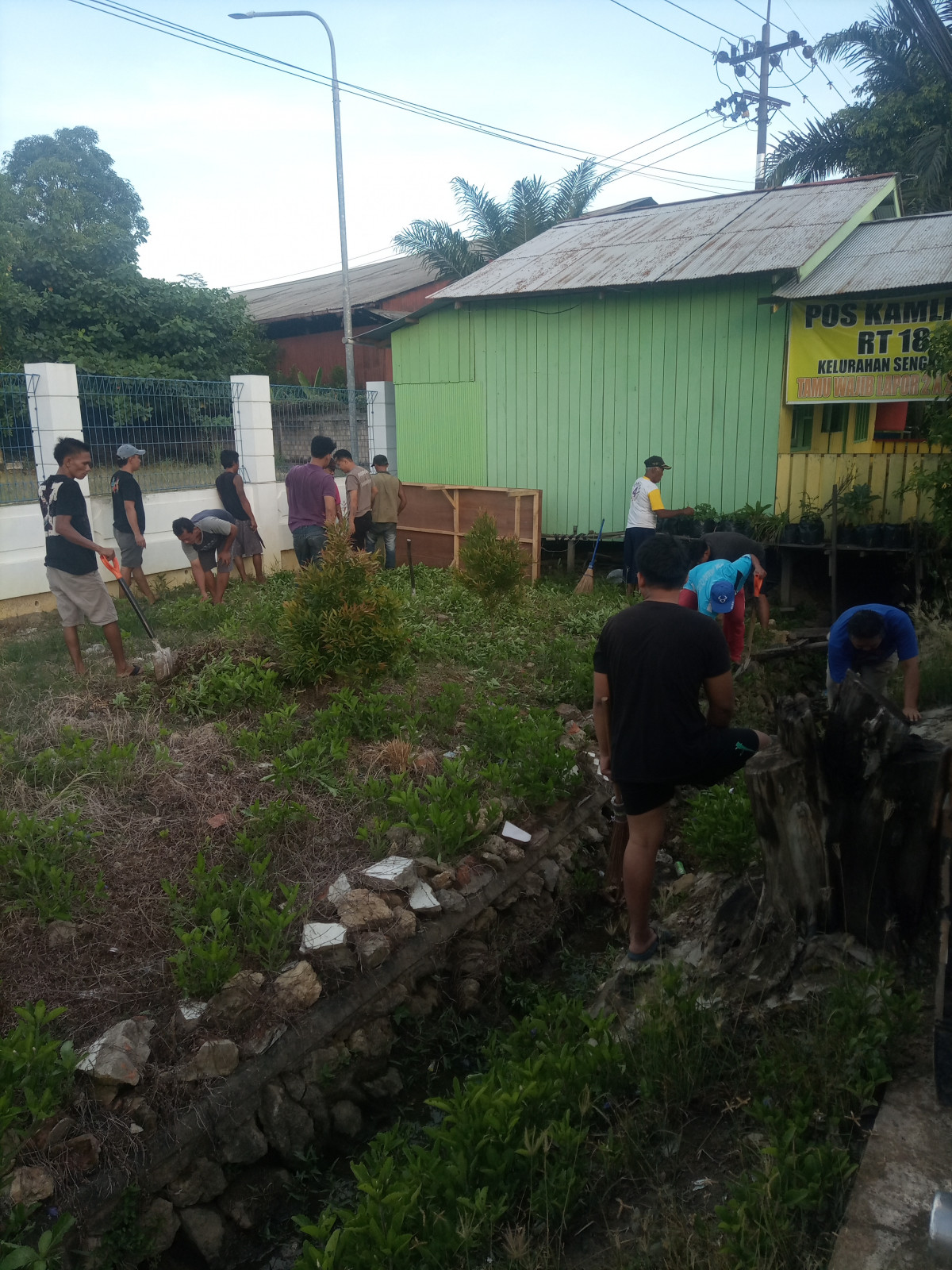 Kerja bakti, warga RT 18 sengkotek