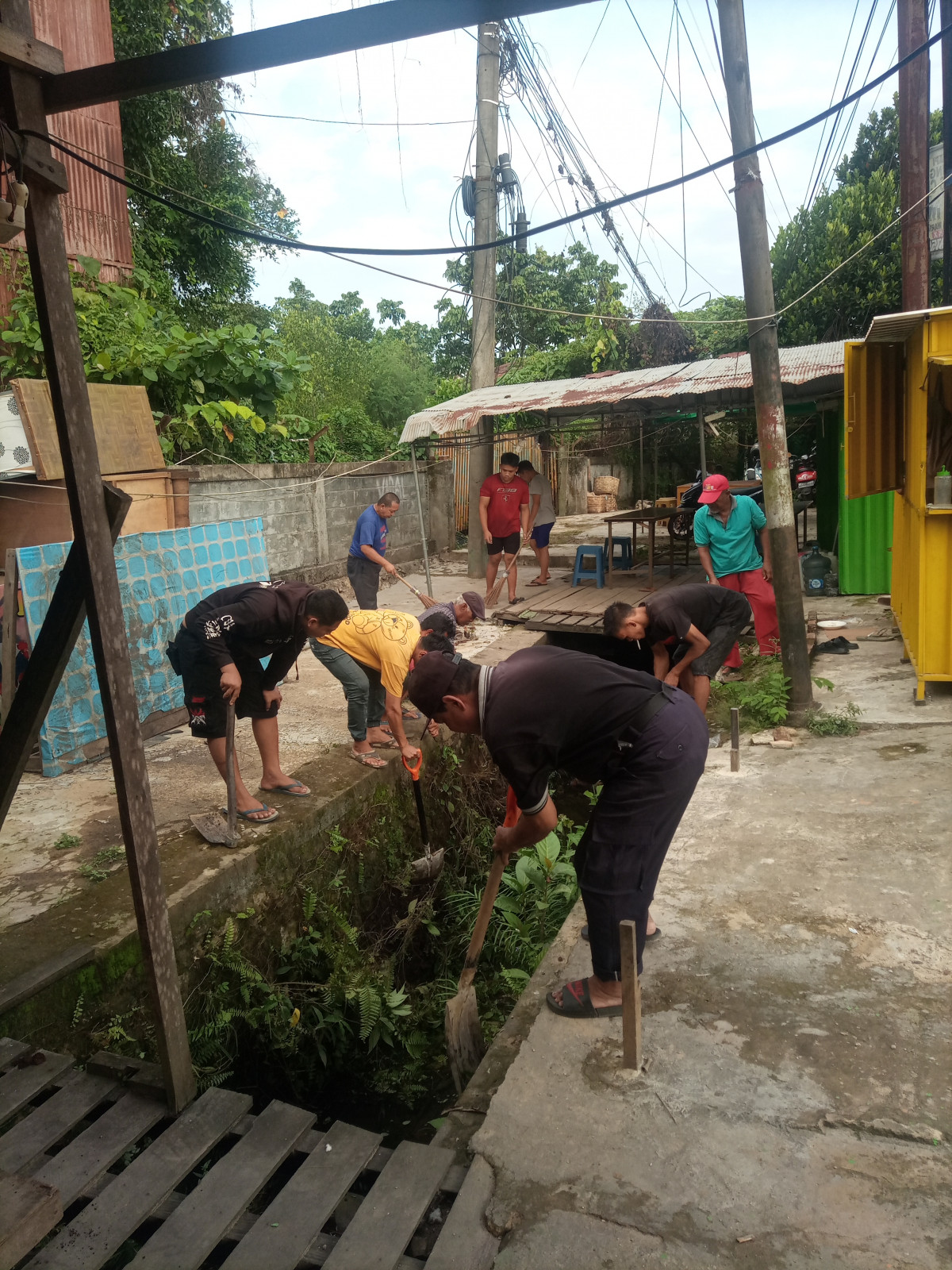 Gotong royong warga RT 18 sengkotek