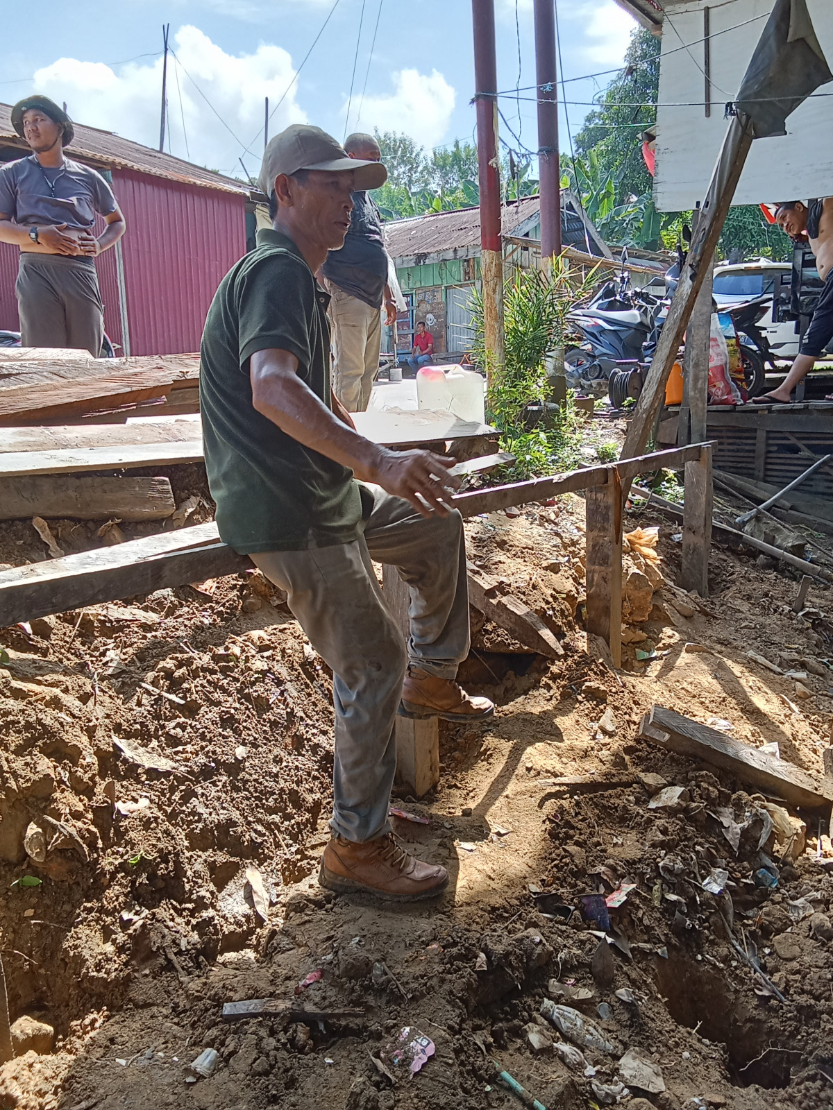 Memperbaiki tanggul parit yg rusak
