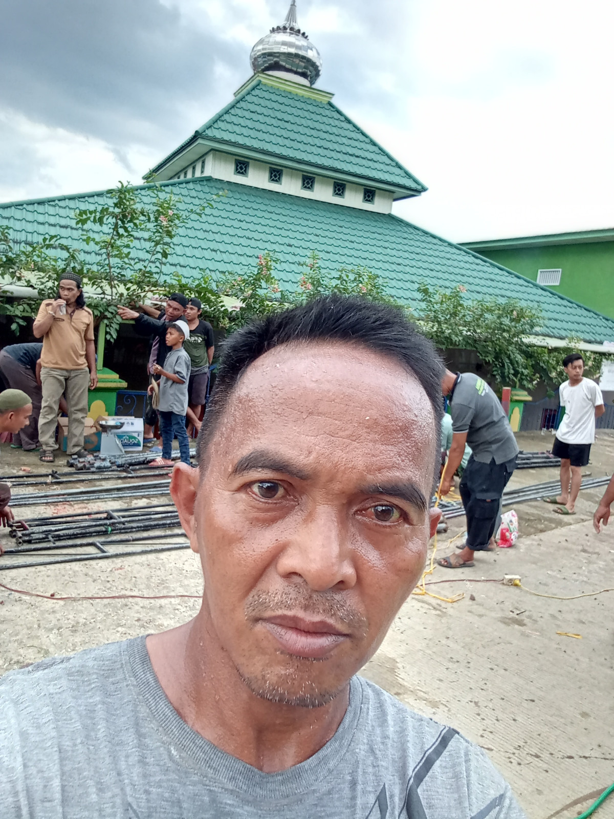 Bersih bersih di wilayah sekitar masjid Al-falah