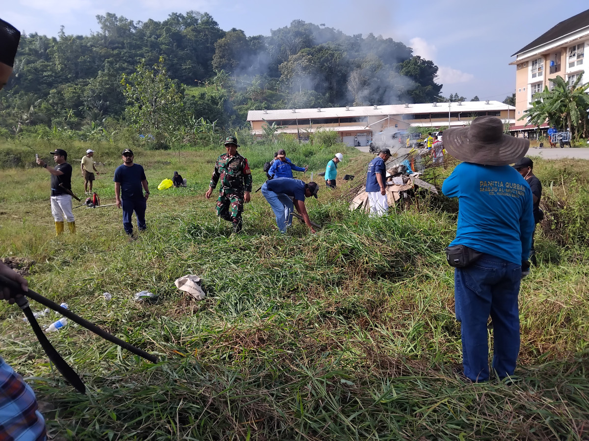 Kerja bakti di jalan Cipto Mangunkusumo