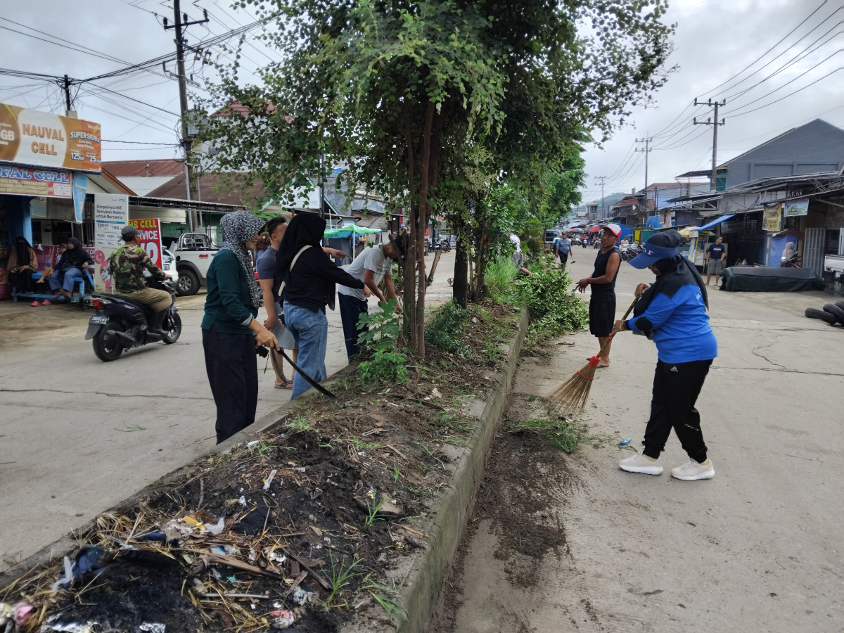 Kerja bakti membersihan lingkungan RT.013