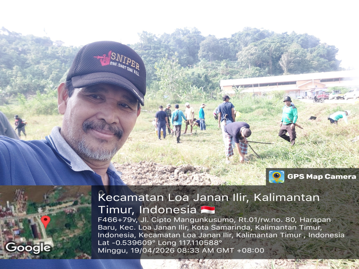 Gotong Royong di Lapangan sepak Bola Harapan Baru bersama Seluruh Ketua RT,Karang Taruna dan LPM Kel.Harapan Baru