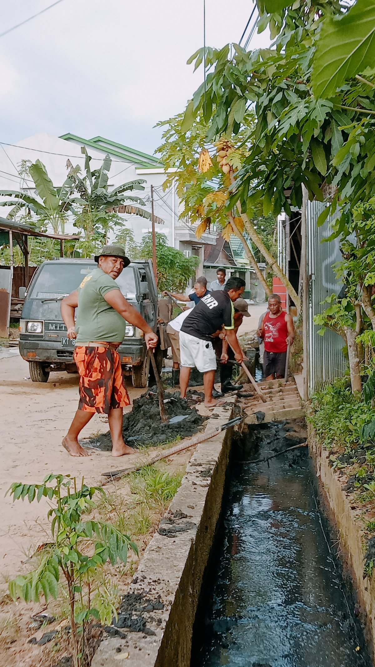 Gotong royong.
