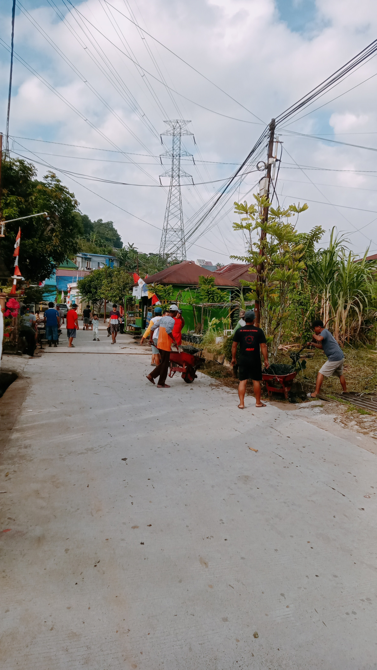 Gotong royong bersihkan parit