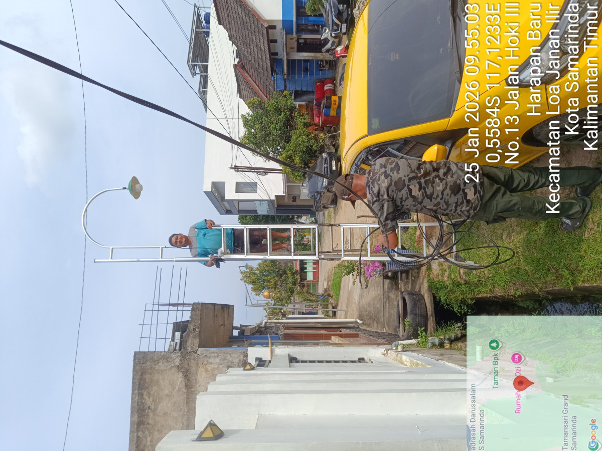 Pemasangan tiang lampu jalan