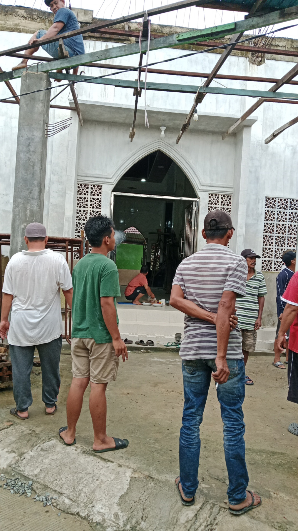 Gotong royong pembersihan di gang Al Mujahidin