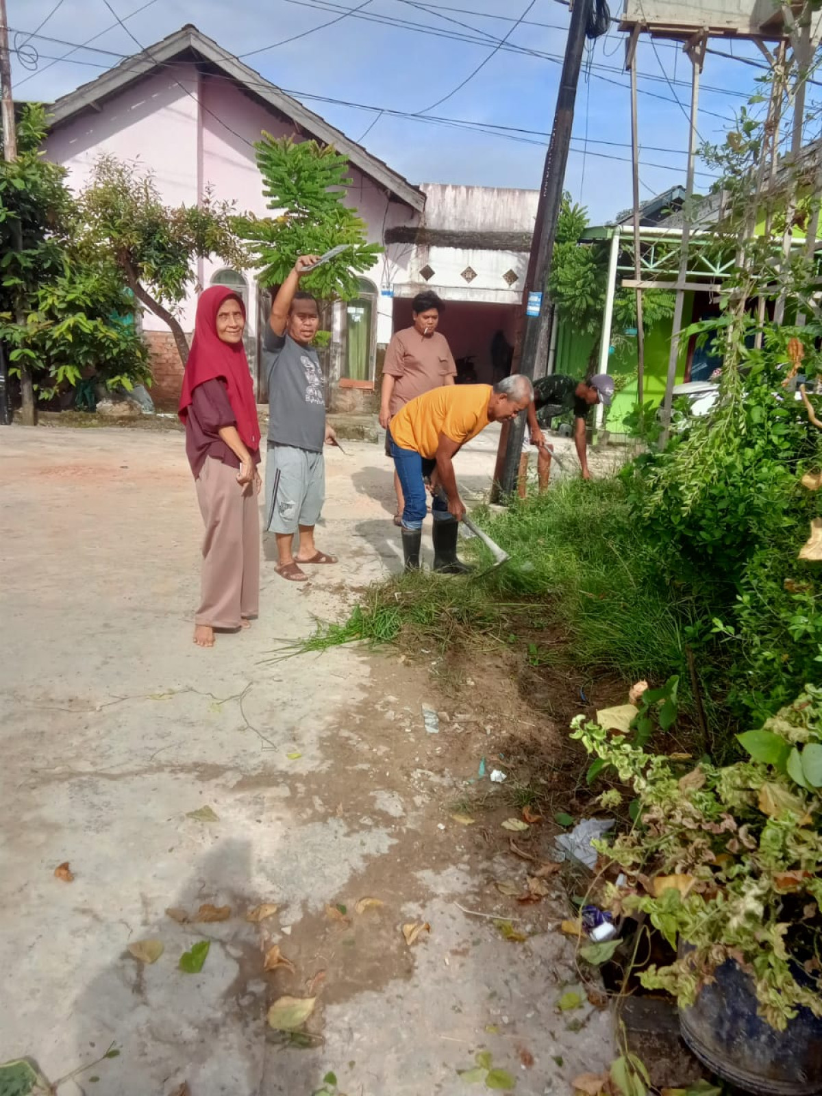 Membersihkan kan lingkungan gang