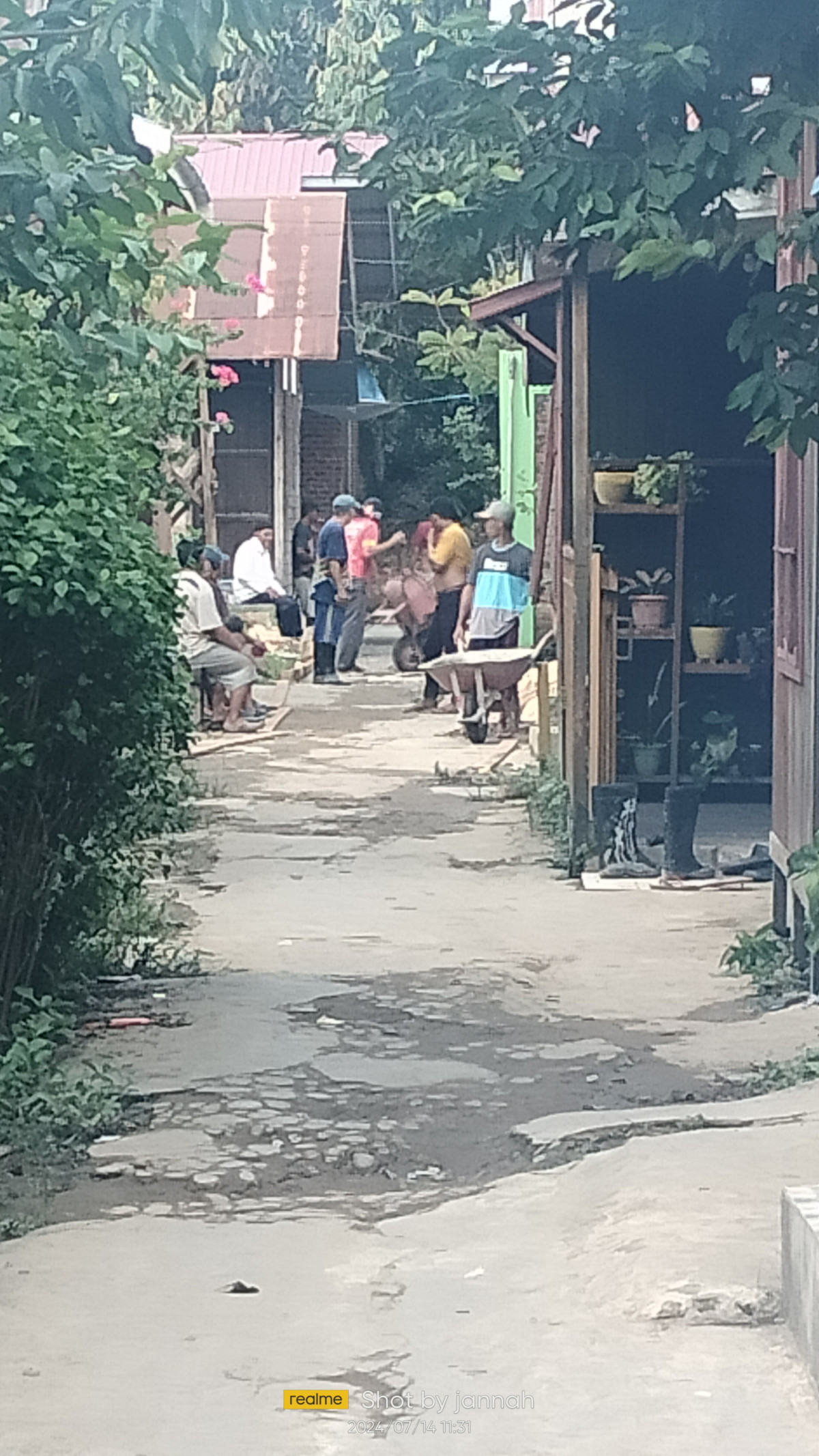 gotong royong membersihakan parit di gg berkah