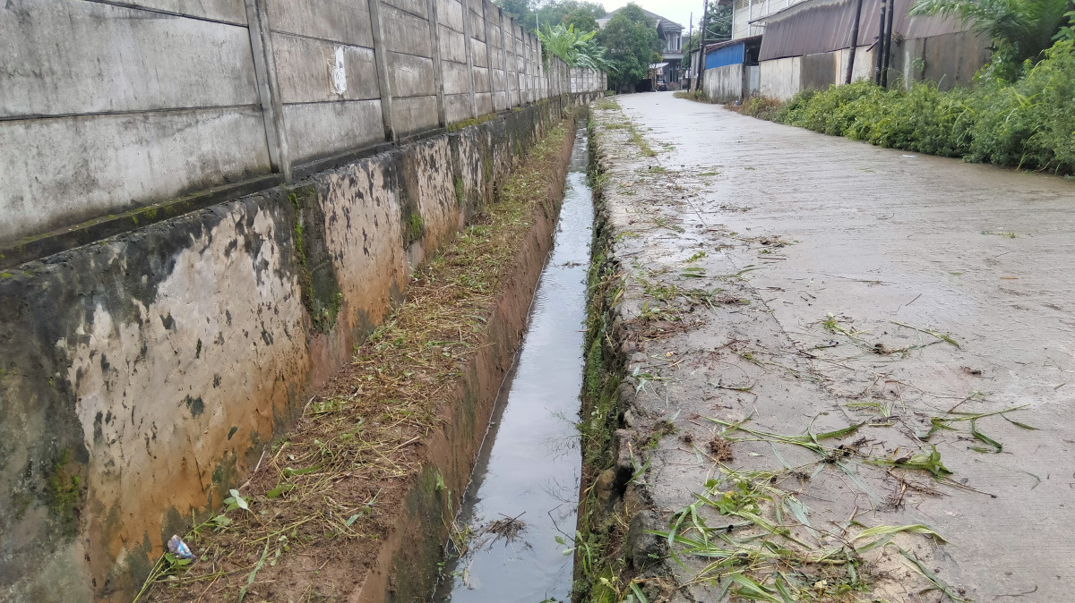 Gotong-royong membersihkan parit/saluran air dijalan padat karya SMP 36 Rapak Dalam